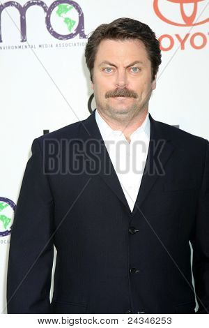 LOS ANGELES - október 15.: Nick Offerman érkezik a 2011 környezeti média díjat a Warner-B