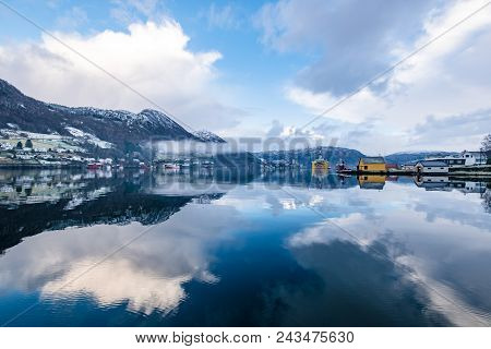 Olen Reflection Oil Rigs Lake Mirror-like Surface