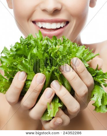 Ritratto di donna sorridente attraente indoeuropea isolata su bianco studio colpo mangiare salat