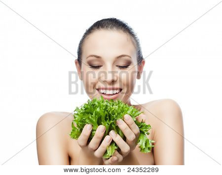 Ritratto di donna sorridente attraente indoeuropea isolata su bianco studio colpo mangiare salat