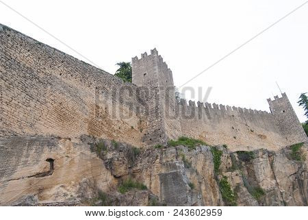 Very High Perimetric Wall Surrounds The Microstate Of San Marino