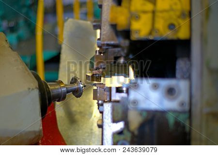Metalworking Industry: The Industry Of Metalworking By Cutting, Gear-cutting Manufacturing Of Parts 