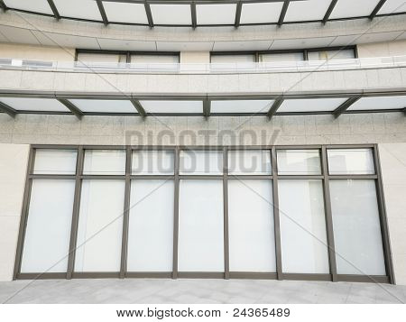 Vitrine vide dans immeuble moderne