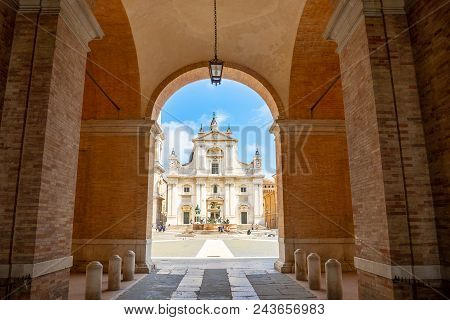 Loreto, Ancona, Italy - 8.05.2018: Square Of Loreto With Background The Basilica In Sunny Day, Porti
