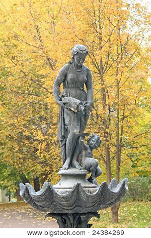 Egy lány A Dobó-szobor