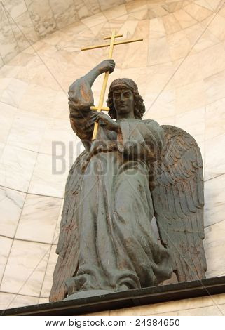 Het standbeeld van St. John de krijger aan de ingang van de kerk