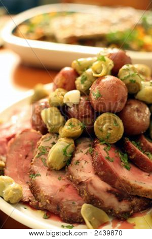 Schweinebraten mit Kartoffeln und Artischockenherzen