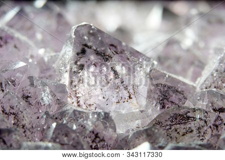 Quarz Auch Tiefquarz Genannt Mit Mineralischen Einschlüssen Im Studio Vor Schwarzen Hintergrund Foto