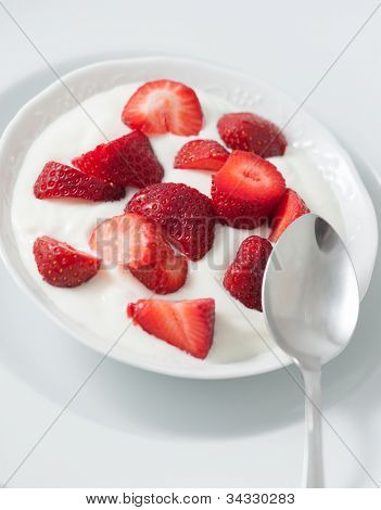 Porzellan Schale mit Erdbeeren und Sahne yogourt