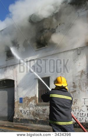 Pompier lutte contre incendie