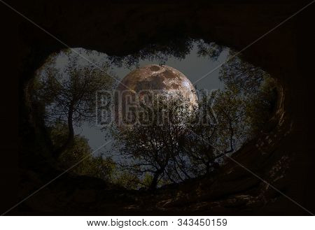 The Moon Hole. (le Trou De La Lune) - Traditional Cache In Occitanie - Avignon - France - Europe