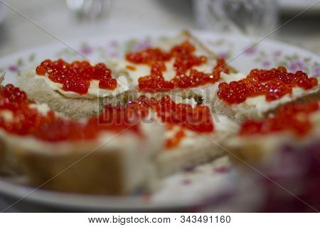 Sandwich Mit Rotem Kaviar, Zuckerstcken Und Einem Glas Tee Im Getrnkehalter