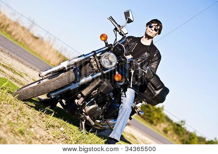 muž na motorce