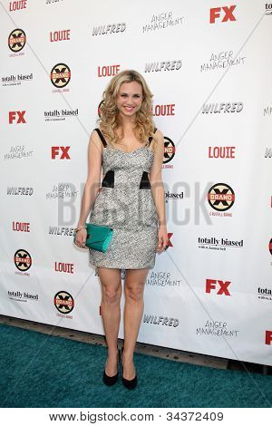 LOS ANGELES - 26 JUN: Fiona Gubelmann arriva alla festa di commedie FX estate all'esca il 26 giugno, 2