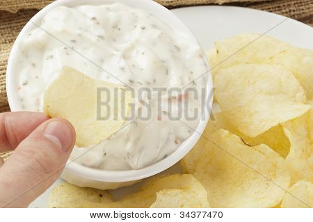 Friske kartoffel Chips med Ranch Dip