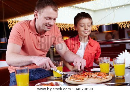 Apa és fia, csak a pizzéria, amelynek részese, a férfiak