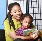 Lectura de la madre a su hijo