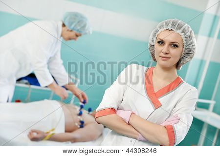 메 딕 전기 cardiogramm 중 남성 환자와 간호사 앞에서 성인 여성 의사 계 집에서 테스트