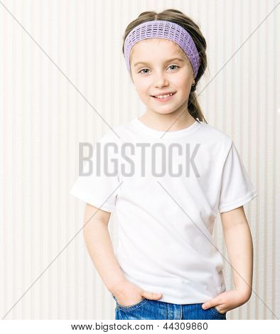흰색 tshirt에서 어린 소녀