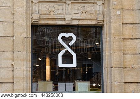 Bordeaux , Aquitaine France - 12 12 2021 : Muy Mucho Logo Brand And Text Sign Windows Facade Of Stor