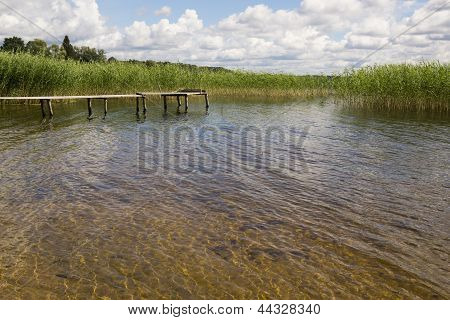 El puente de pesca en el lago.