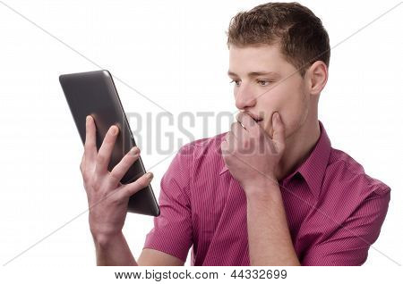 Jonge man lezen van een schokkende nieuws op de Tablet PC.