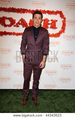 LOS ANGELES - APR 10: Colton Haynes dorazí na trenérské 3rd každoroční večerní koktejly a obchod