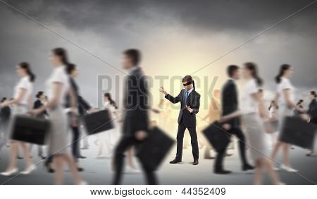 Podnikatel v pásku mezi skupinu lidí
