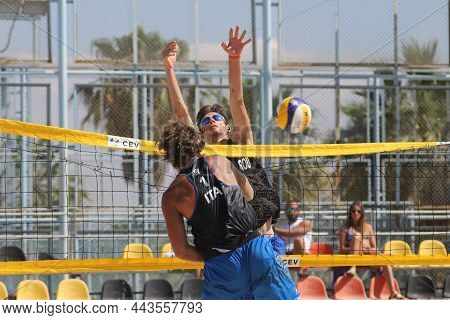 Izmir, Turkey - July 09, 2021: Italy (hanni, T. And Fusco) Vs Romania (kosinski And Druta) Pool Matc