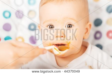 Mor fodrer Funny Baby fra skeen
