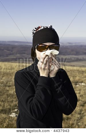 Menina de turista assoar o nariz