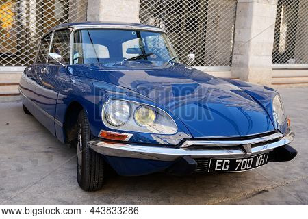 Bordeaux , Aquitaine  France - 12 15 2021 : Citroen Ds Vintage French Car Parked In The Street