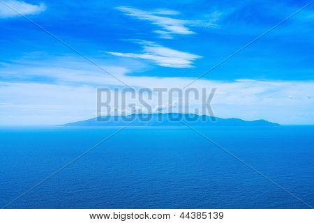 Luftbild der Insel Giglio von Argentario. Mittelmeer. Italien