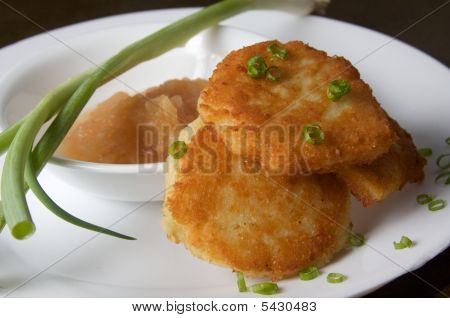 Latkes s jablečnou omáčkou a zelené cibulky