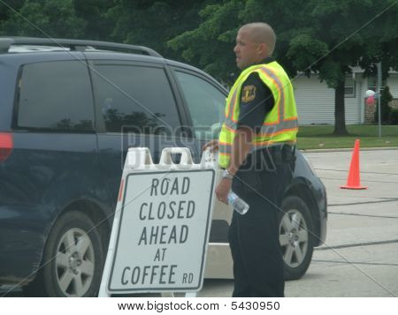 Verkehrspolizist mit Schild
