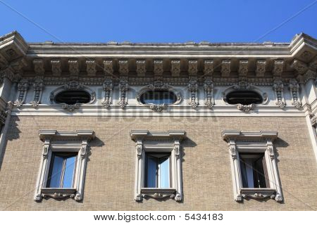 Tre finestre a Roma