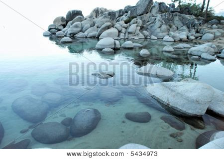 Klares Wasser und Granitfelsen