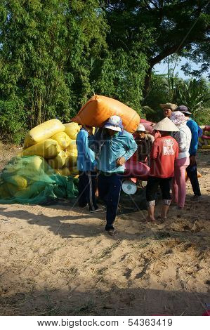 Trader Weigh Rice Sack To Buy