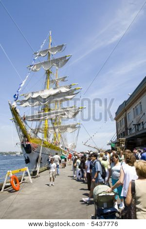 Boston - heinäkuu 11: Pitkät jonot odottaa nousta Romanian purjelaiva Mircea 11. heinäkuuta 2009 Boston