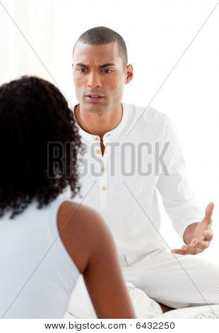 Primer plano de una pareja teniendo una fila