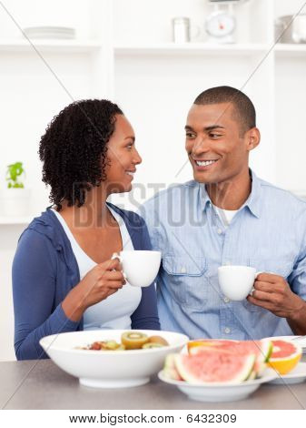 Sorrindo os amantes do café da manhã saudável