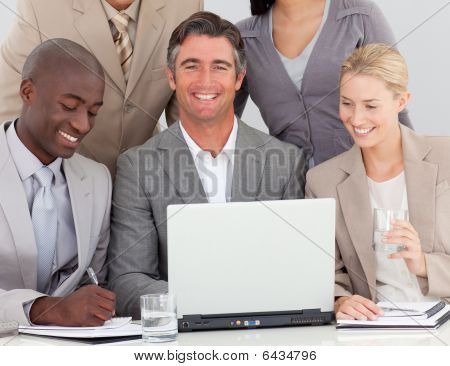 Gestor de feliz con su equipo