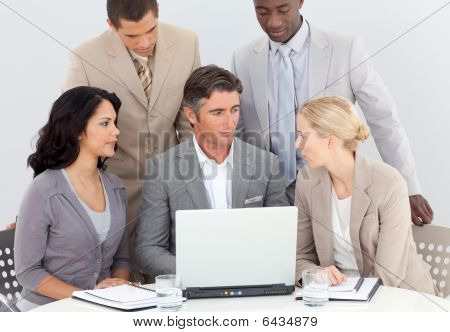 Equipo de negocios multiétnica trabajando juntos en la oficina
