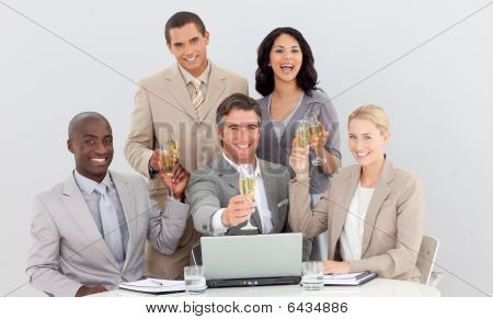 Equipo de negocios multiétnica beber Champagne