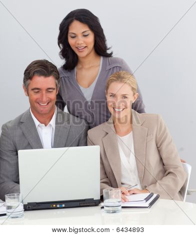 Empresarios que trabajan en la oficina