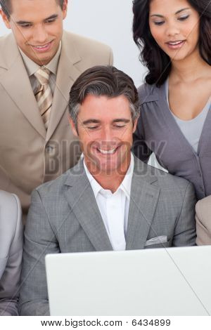 Equipo de negocios trabajan en la oficina