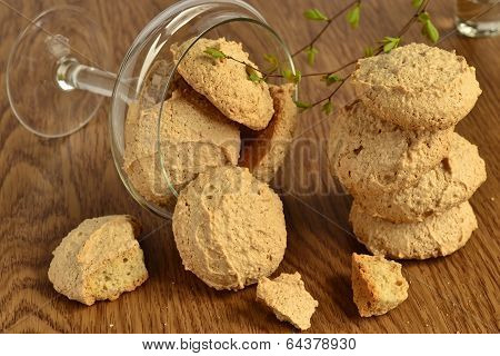 ?lmond cookies in a glass vase