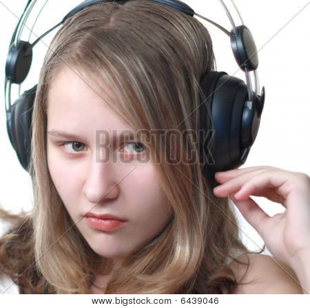 Jovem mulher com fones de ouvido