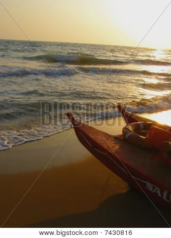 Łódź ratownik na plaży