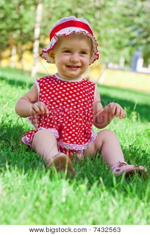 Glad lille pige på en græsplæne